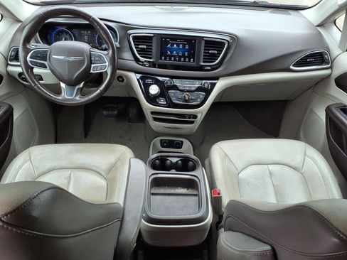 Used 2019 Chrysler Pacifica Touring-L FWD image 10