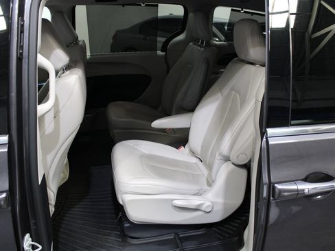 Used 2021 Chrysler Pacifica Touring-L FWD image 14