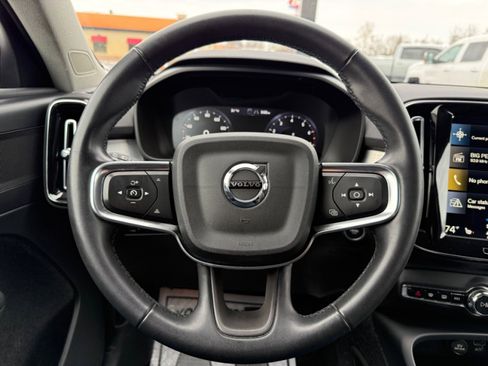Used 2022 Volvo XC40 T5 Momentum image 26