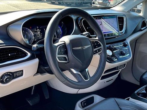 Used 2024 Chrysler Pacifica Touring-L FWD image 10
