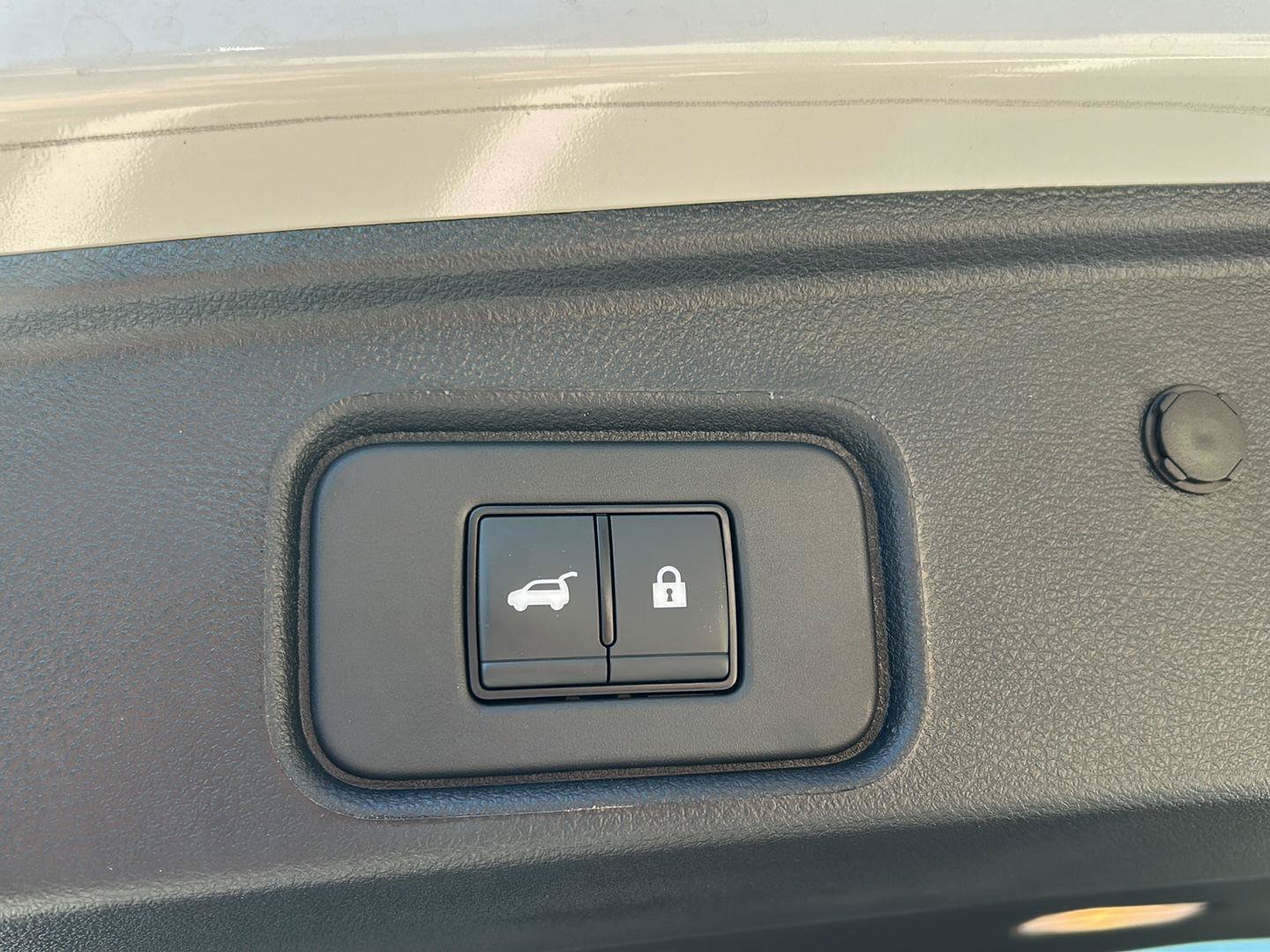 Used 2025 Nissan Pathfinder Platinum AWD/4WD image 8