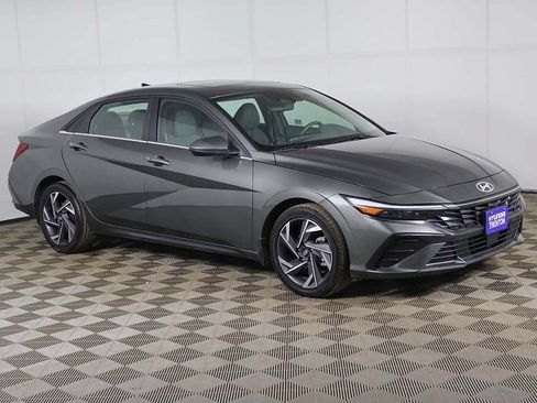 Certified 2025 Hyundai Elantra SEL FWD image 2