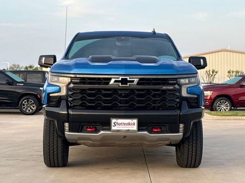 Used 2022 Chevrolet Silverado 1500 ZR2 w/ Technology Package AWD/4WD image 2