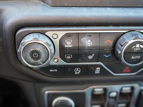 Used 2018 Jeep Wrangler Unlimited Sahara w/ Cold Weather Group AWD/4WD image 6