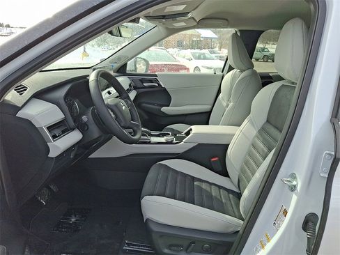 New 2026 Mitsubishi Outlander SE image 6