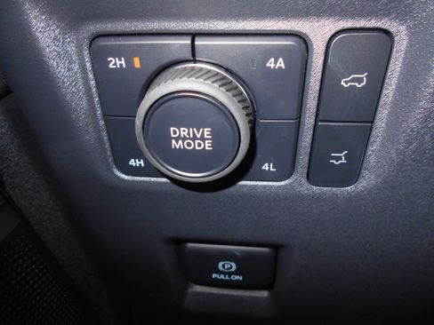 Used 2025 Ford Expedition Active image 17