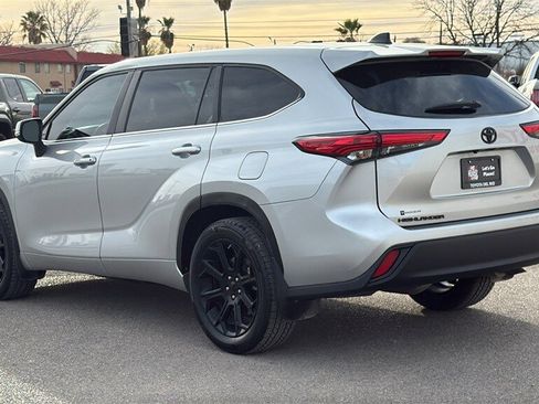 Used 2023 Toyota Highlander LE image 4