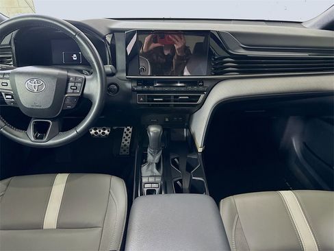 Used 2025 Toyota Camry SE w/ Convenience Package image 18