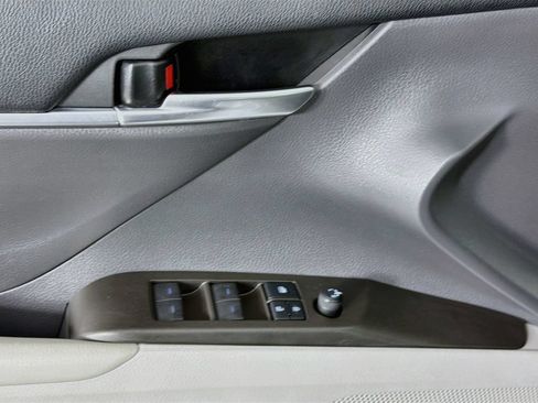 Used 2021 Toyota Camry SE FWD image 19