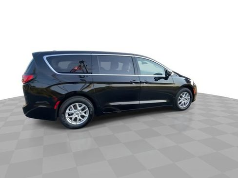 Used 2024 Chrysler Pacifica Touring-L FWD image 2
