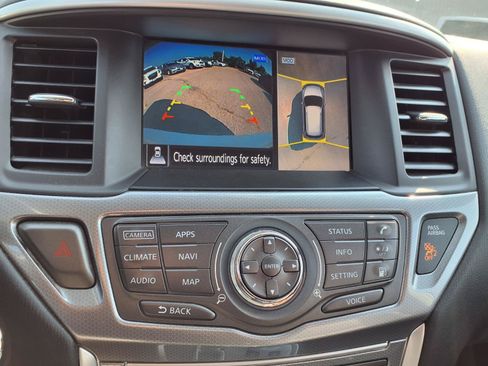 Used 2019 Nissan Pathfinder SL AWD/4WD image 8