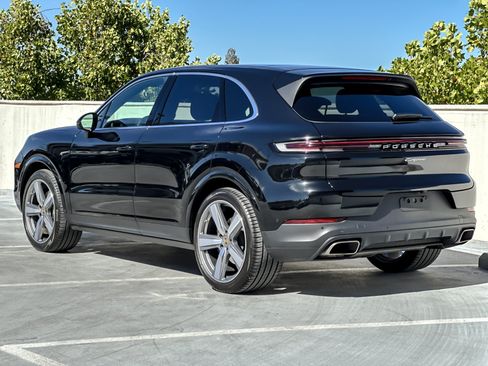 Certified 2024 Porsche Cayenne AWD/4WD image 4