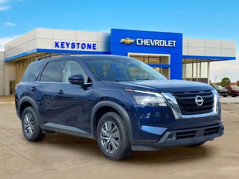 Used 2025 Nissan Pathfinder SV FWD image 1