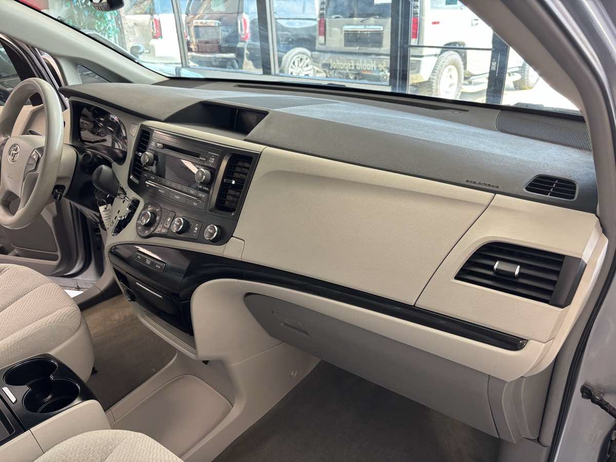 Used 2011 Toyota Sienna LE FWD image 10