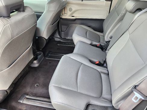 Used 2024 Toyota Sienna XLE image 29