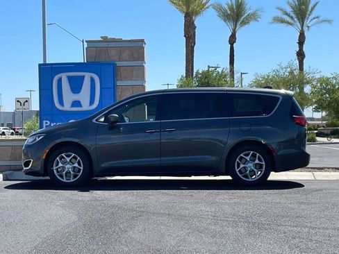 Used 2018 Chrysler Pacifica Touring Plus w/ Tire & Wheel Group FWD image 8
