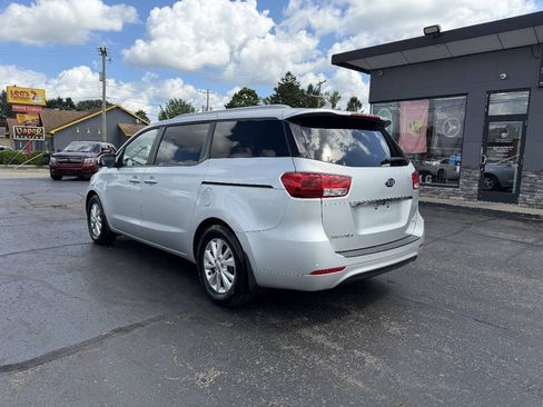 Used 2016 Kia Sedona LX w/ Option Group 020 FWD image 4