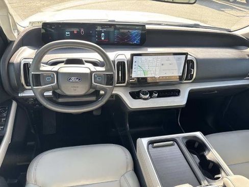 Certified 2025 Ford Expedition Active image 12