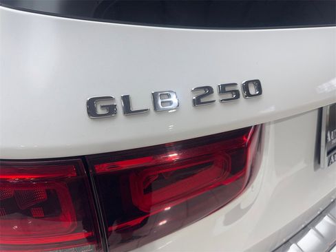 Used 2022 Mercedes-Benz GLB 250 w/ Premium Package Lite image 23