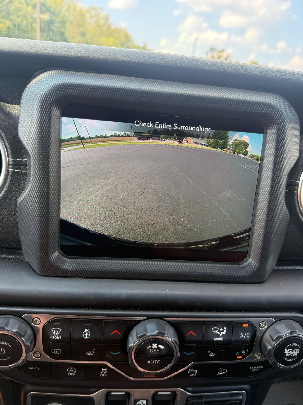 Used 2018 Jeep Wrangler Unlimited Sahara AWD/4WD image 17