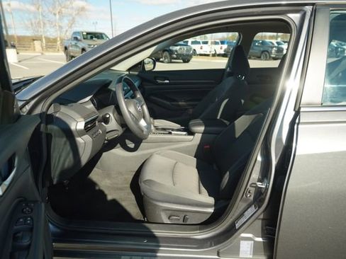 Used 2024 Nissan Altima 2.5 SV image 12