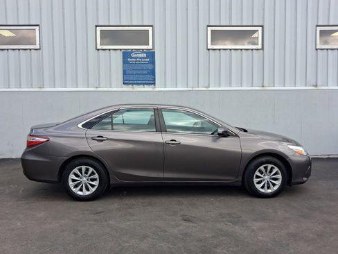 Used 2015 Toyota Camry LE image 6