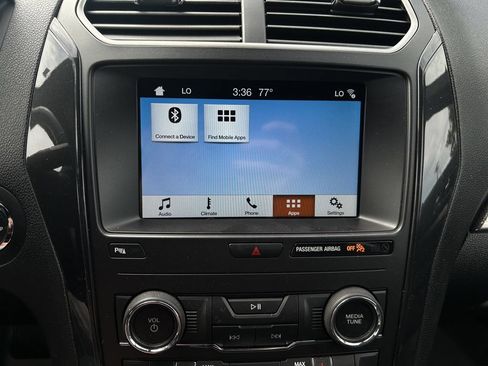 Used 2018 Ford Explorer XLT w/ Equipment Group 202A AWD/4WD image 24