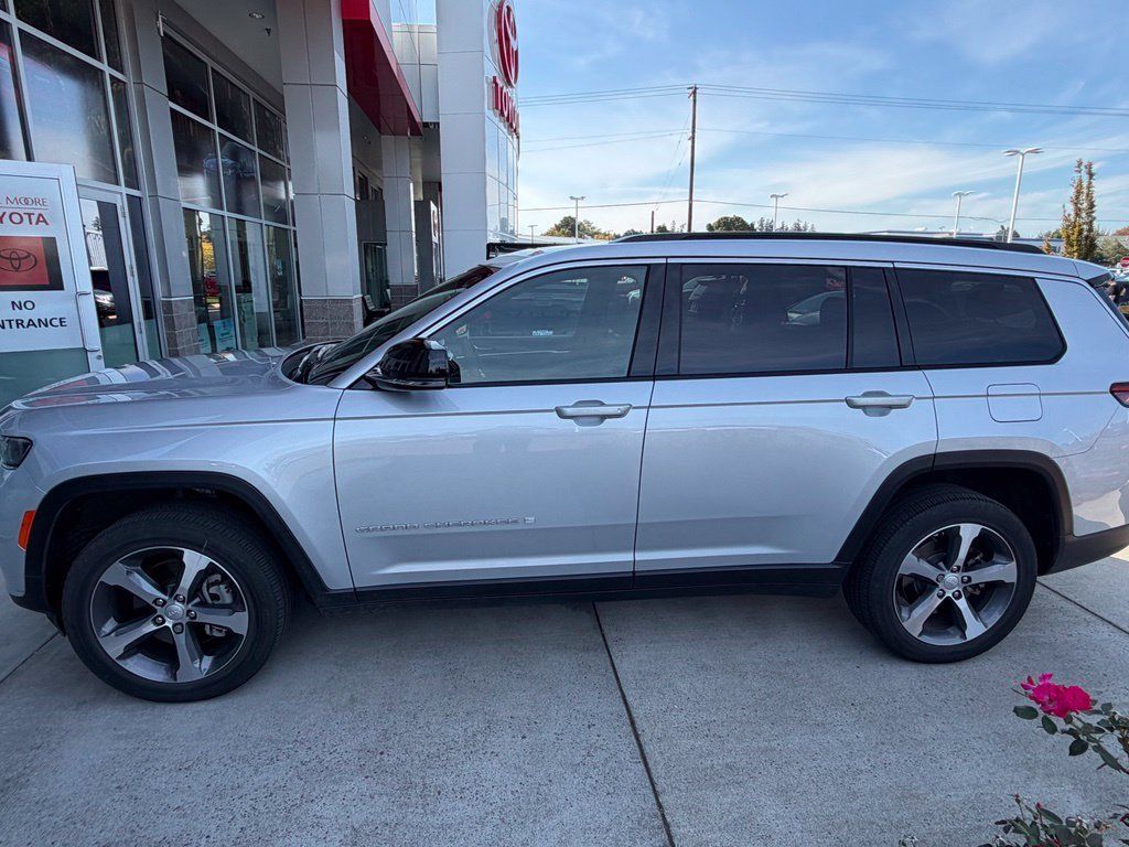 Used 2024 Jeep Grand Cherokee L Limited AWD/4WD image 3