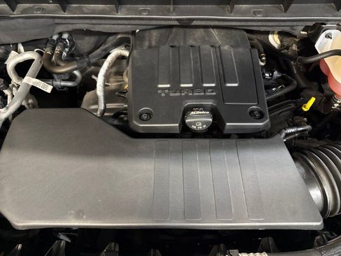 Used 2024 Chevrolet Silverado 1500 LT AWD/4WD image 31