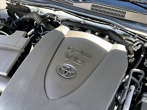 Used 2022 Toyota Tacoma TRD Sport w/ Technology Package image 29