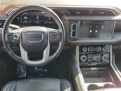 Used 2022 GMC Yukon XL Denali w/ Denali Premium Package image 3