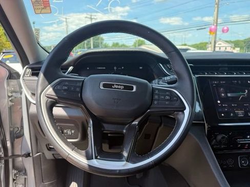 Used 2022 Jeep Grand Cherokee Laredo w/ Luxury Tech Group I AWD/4WD image 16