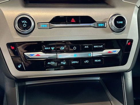 Used 2022 Ford Explorer XLT w/ Equipment Group 202A image 14