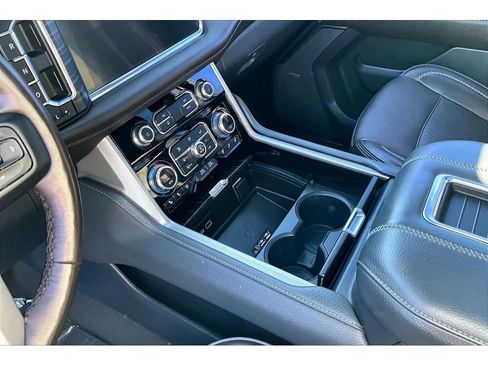 Used 2022 GMC Yukon XL Denali AWD/4WD image 15