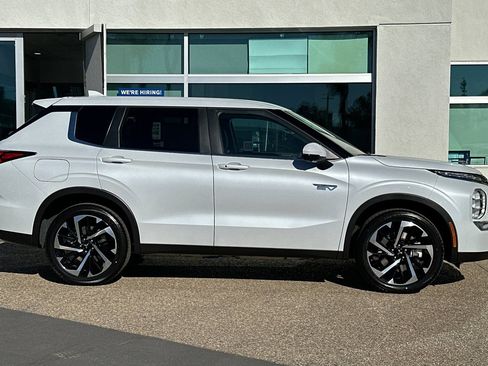 New 2025 Mitsubishi Outlander SE image 3