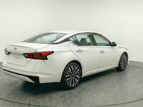 Used 2025 Nissan Altima 2.5 SV image 9