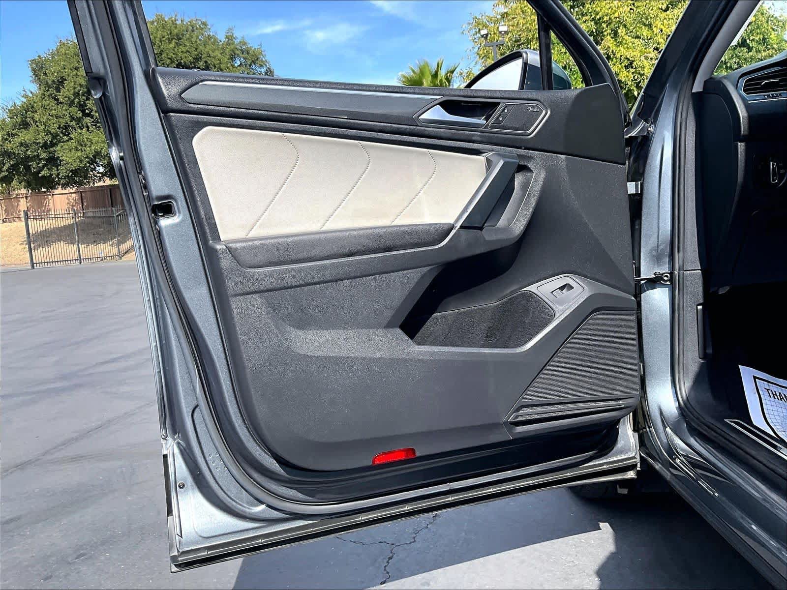 Used 2019 Volkswagen Tiguan SEL Premium w/ 3rd Row Seat Package AWD/4WD image 26