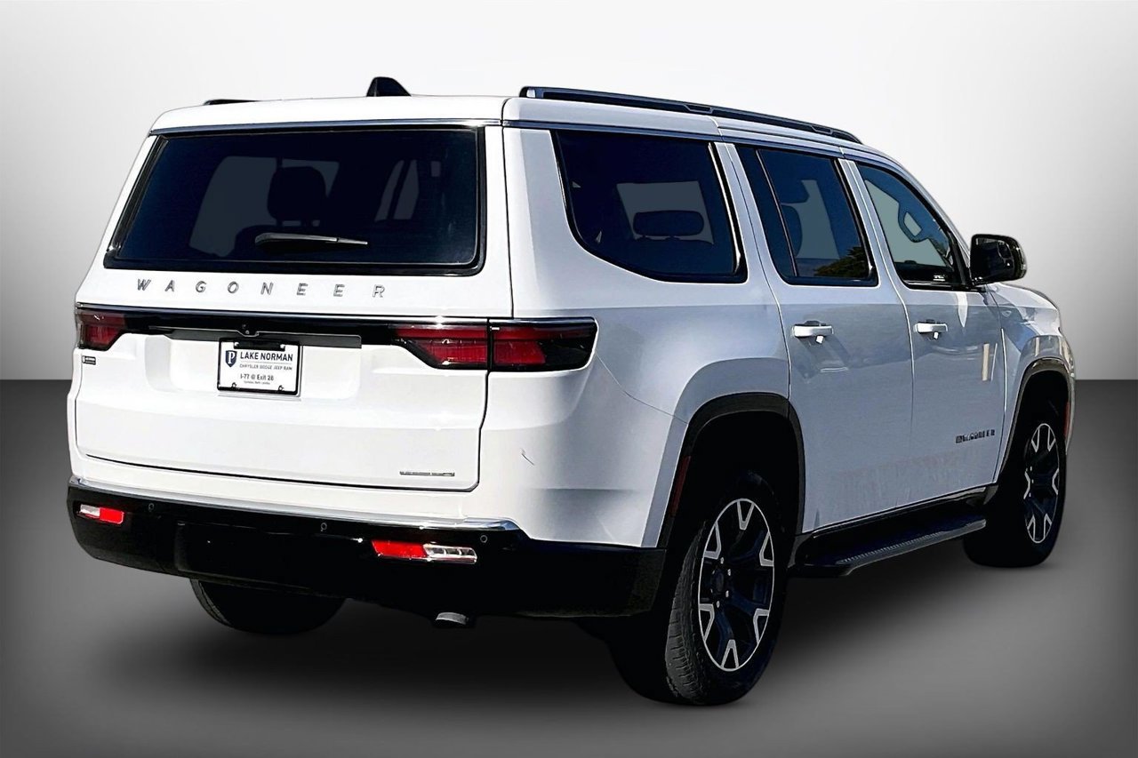 Used 2024 Jeep Wagoneer Series III AWD/4WD image 8