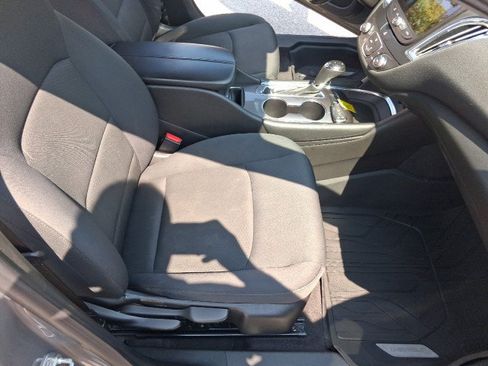Used 2017 Chevrolet Malibu LT FWD image 16