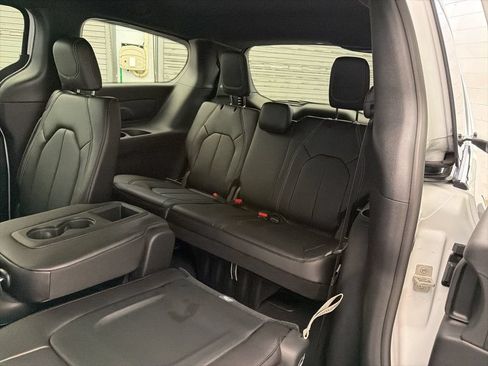 New 2026 Chrysler Pacifica Select FWD image 17