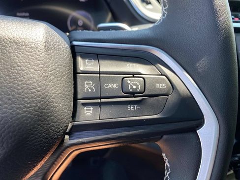 Certified 2025 Jeep Grand Cherokee Altitude AWD/4WD image 20