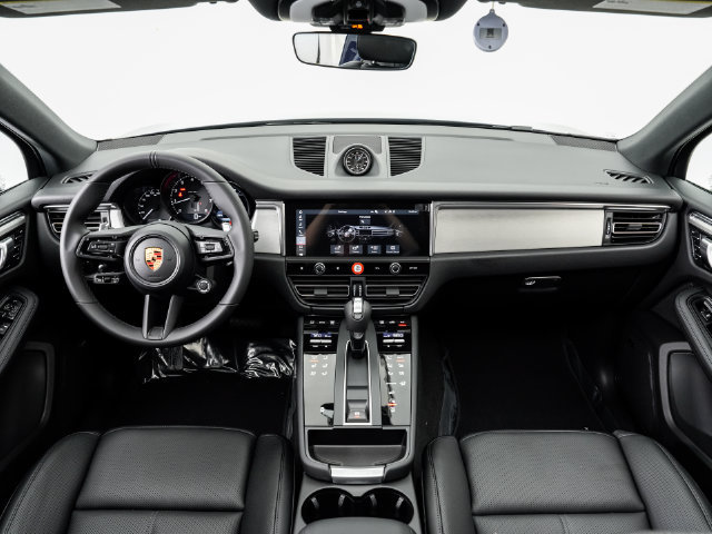 Certified 2026 Porsche Macan AWD/4WD image 23