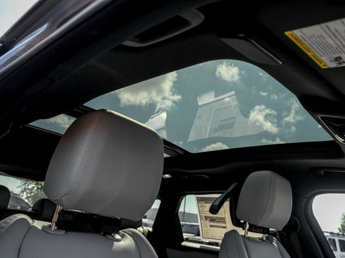 New 2026 Land Rover Range Rover Velar Dynamic SE image 23