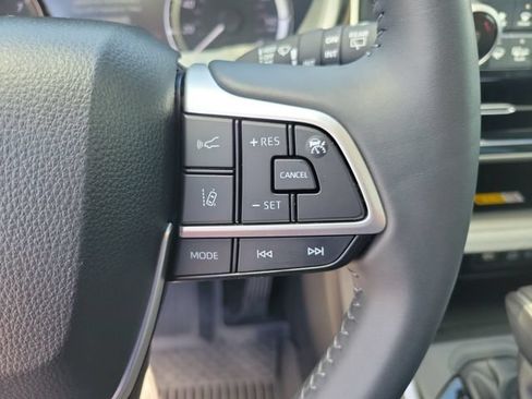Used 2024 Toyota Highlander XLE FWD image 33