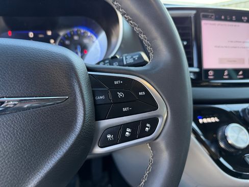 Used 2023 Chrysler Pacifica Touring-L image 18