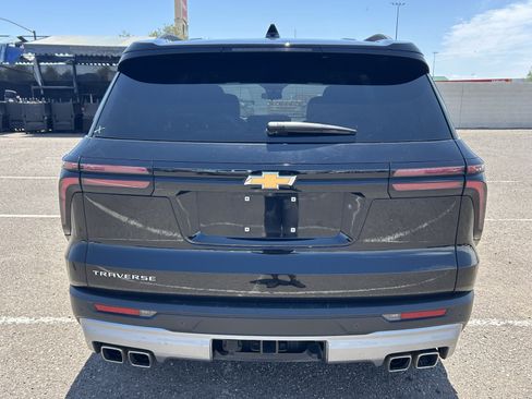 Used 2025 Chevrolet Traverse LT FWD image 4