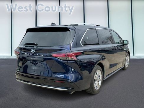 Used 2023 Toyota Sienna Platinum image 4
