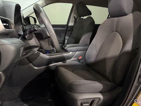 Used 2020 Toyota Highlander L FWD image 4