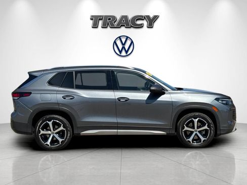 Used 2025 Volkswagen Tiguan SE AWD/4WD image 3