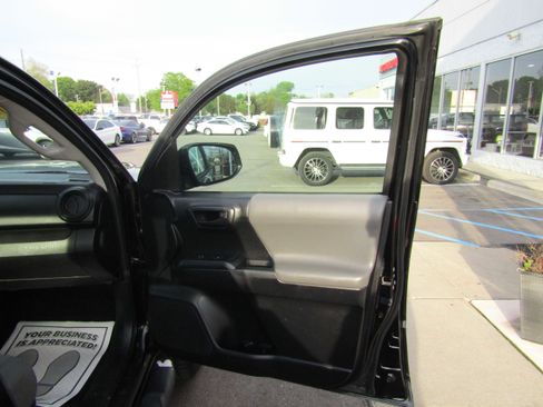 Used 2017 Toyota Tacoma SR AWD/4WD image 11